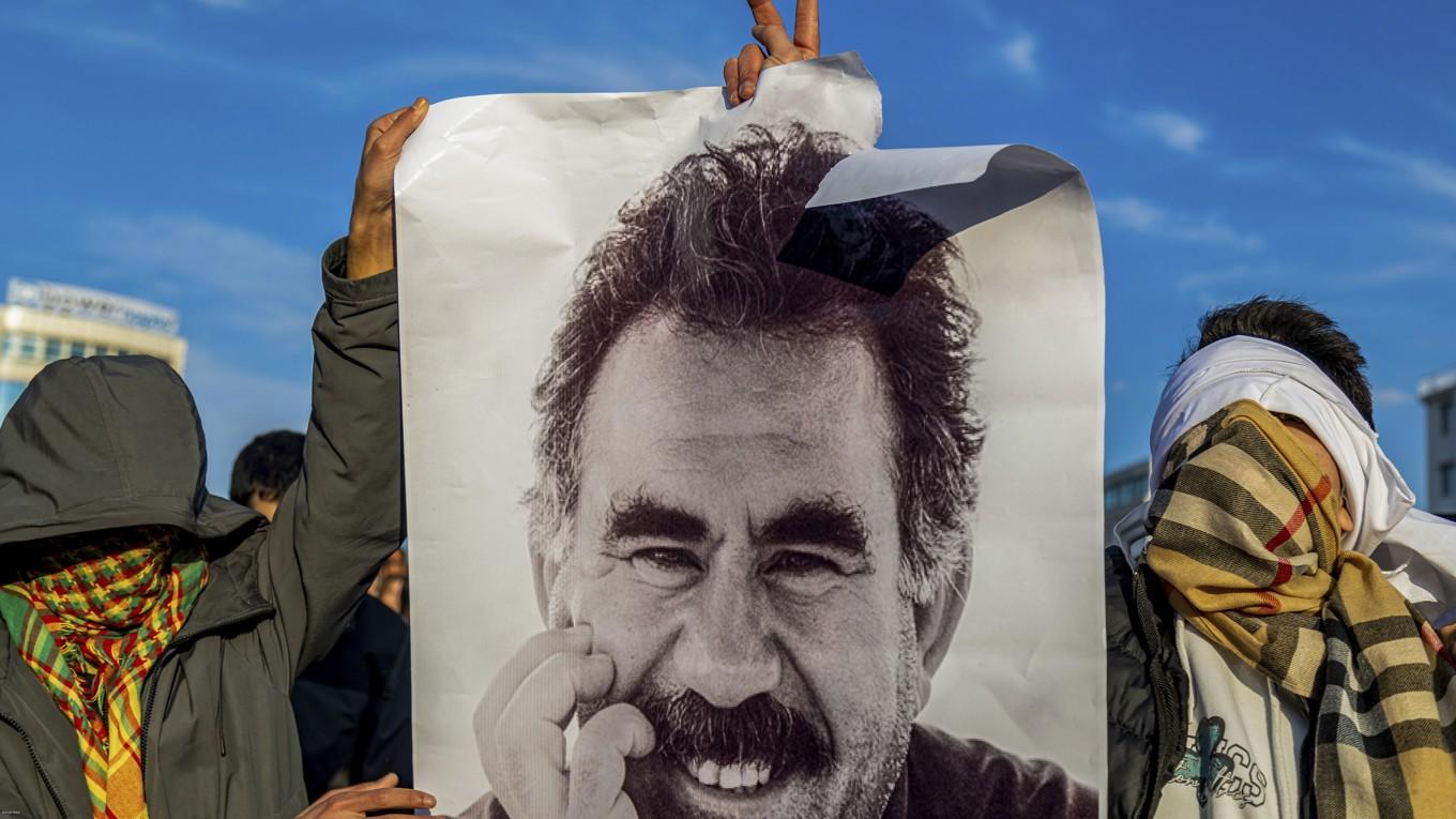 Kurder håller upp en bild på den fängslade PKK-grundaren Abdullah Öcalan i turkiska Diyarbakir i februari. Foto: Metin Yoksu/AP/TT