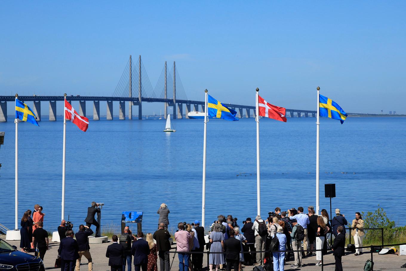 Kung Carl XVI Gustaf och kung Frederik X tittar i kikare under Öresundsbrons 25-årsjubileum. Foto: Andreas Hillergren/TT
