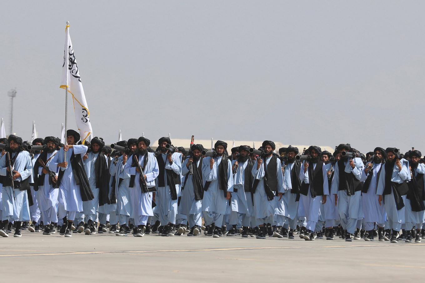 Talibanrörelsen i Afghanistan genomför en militärparad. Arkivbild. Foto: Siddiqullah Alizai/AP/TT