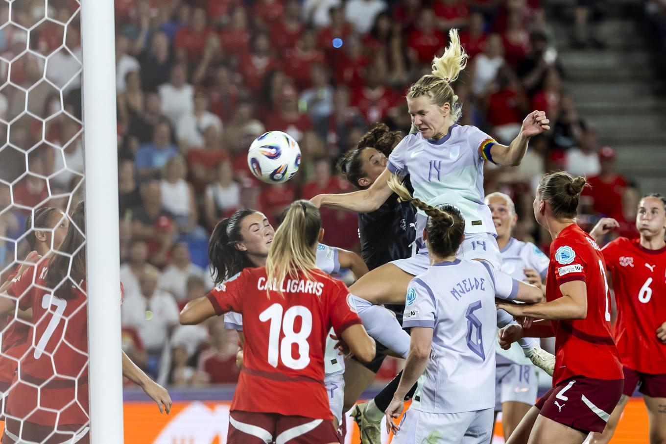 Ada Hegerberg nickar in Norges kvittering mot Schweiz i EM-premiären. Foto: Michael Buholzer/AP/TT