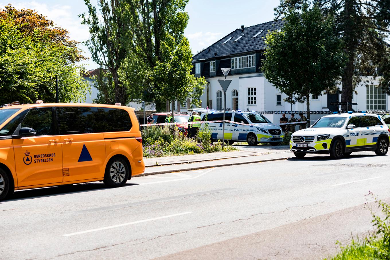 Dansk polis är på plats vid Israels ambassad i Hellerup, norr om Köpenhamn. Foto: Steven Knap/Rizau/TT