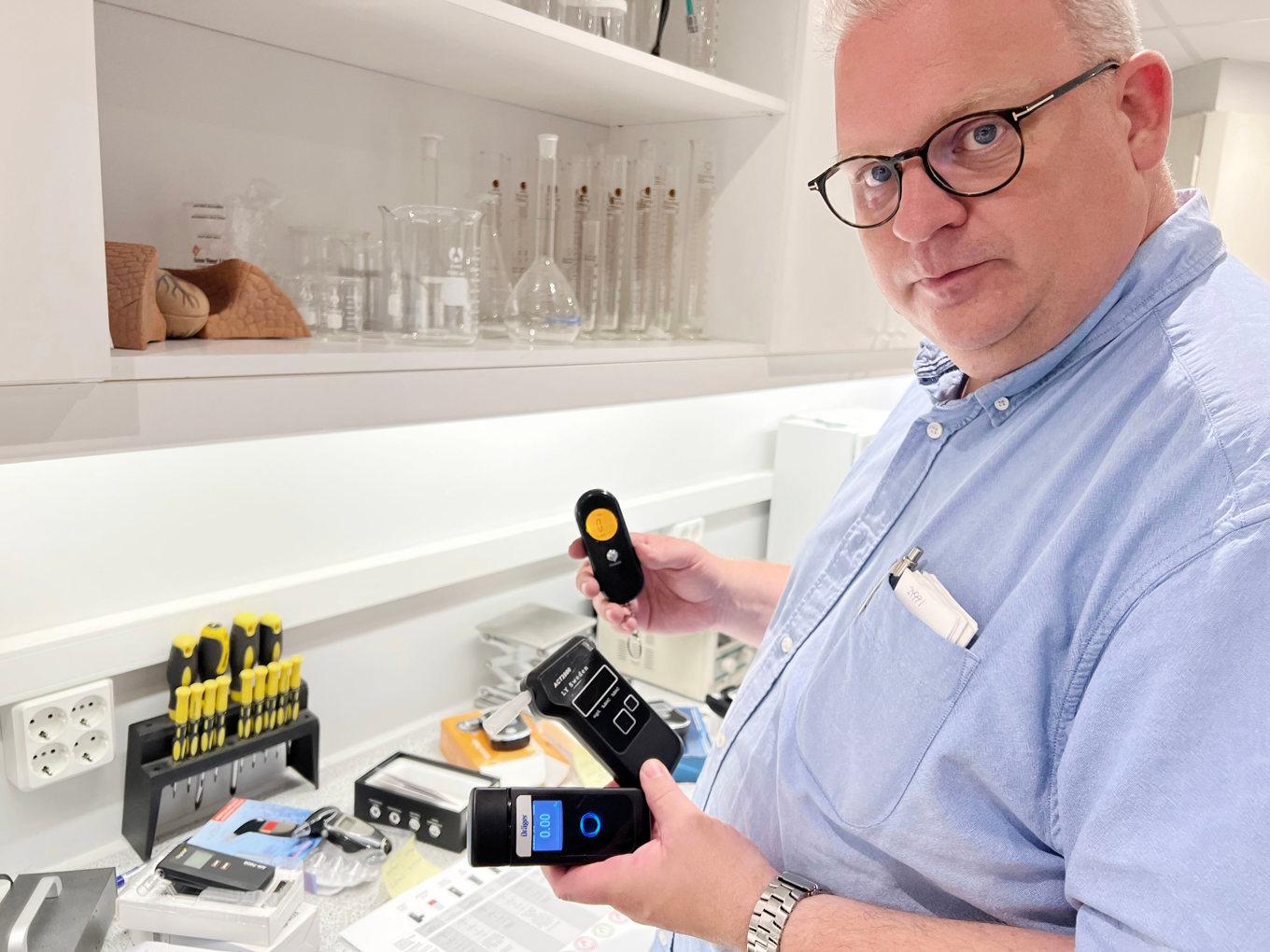 Tomas Jonsson vid MHF Test Lab anser att det är oacceptabelt många alkomätare visar felaktiga resultat. Foto: MHF