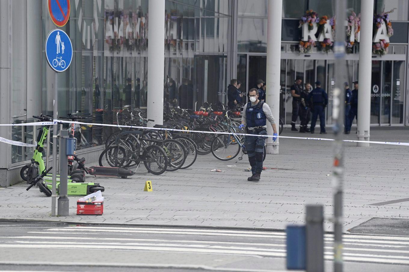 Polisen spärrade av ett område utanför köpcentrumet Ratina i centrala Tammerfors efter knivdådet. Foto: Saara Peltola/Lehtikuva/AP/TT