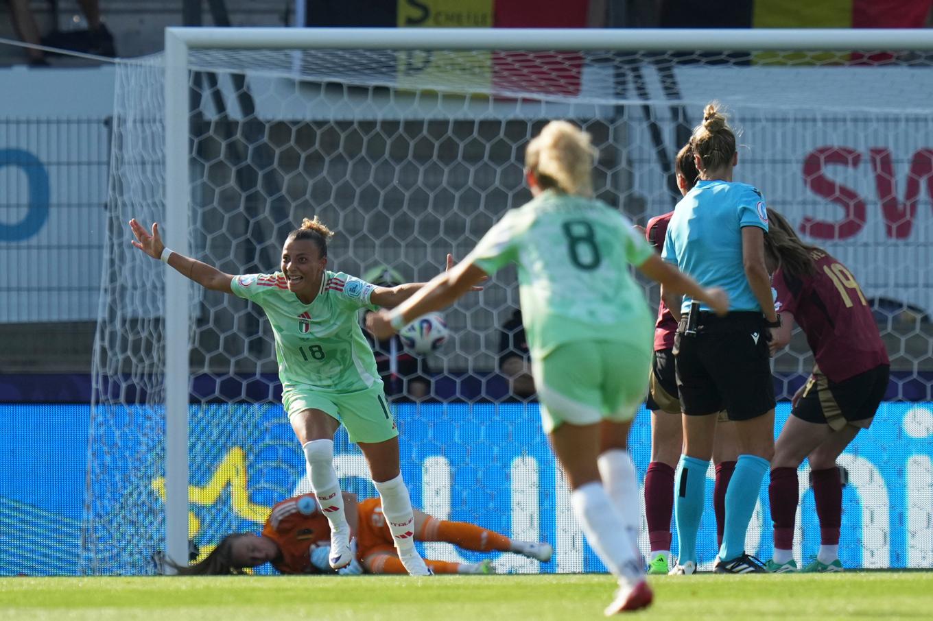Italiens Arianna Caruso jublar efter att ha gett Italien ledningen mot Belgien i EM. Foto: Alessandra Tarantino/AP/TT
