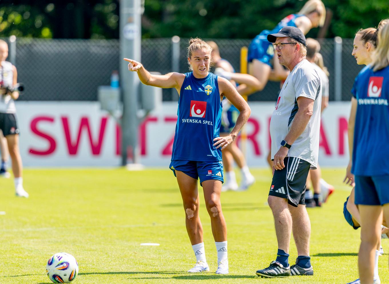 Filippa Angeldahl, här tillsammans med målvaktstränaren Leif Troedsson, går för guld i Schweiz. Foto: Adam Ihse/TT