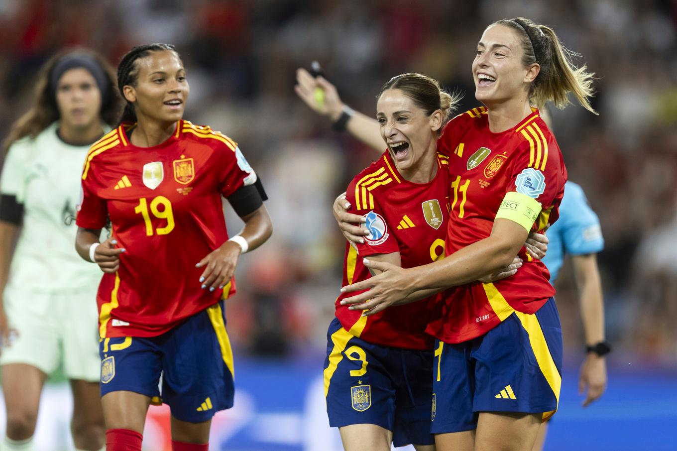 Spaniens Alexia Putellas, till höger, firar tillsammans med Esther González och Vicky López (19). Foto: Peter Klaunzer/AP/TT