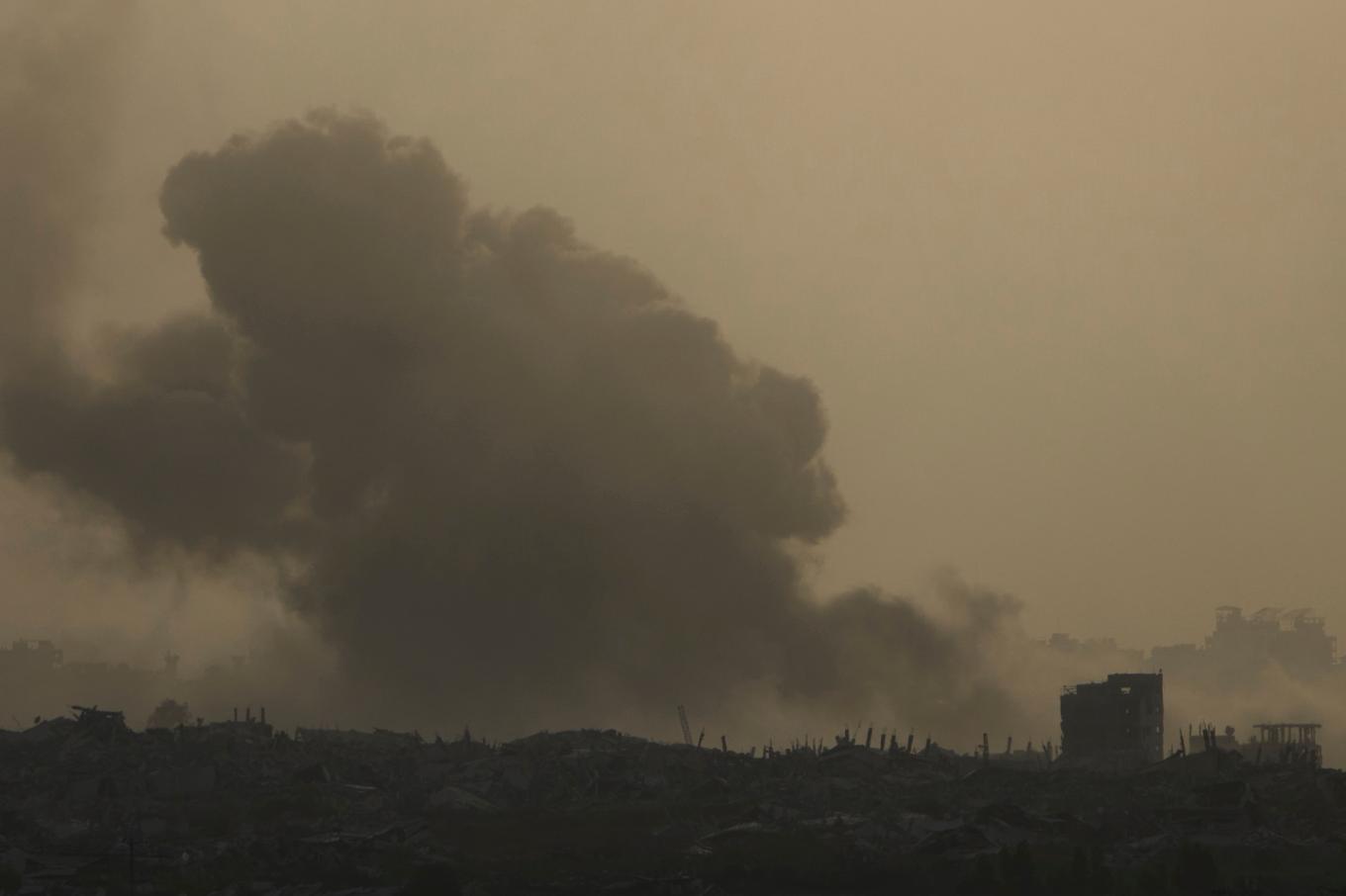 Rök efter en israelisk bombning på Gazaremsan. Bild tagen den 1 juli. Foto: Ariel Schalit/AP/TT