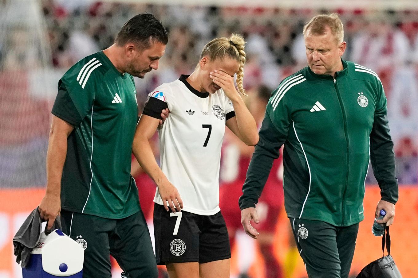 Tysklands lagkapten Giulia Gwinn lämnar mötet med Polen i tårar efter en knäskada. Foto: Martin Meissner/AP/TT
