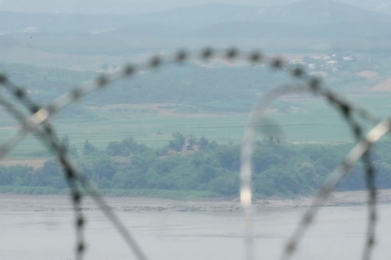 Det slutna Nordkorea sett genom taggtråd från sydkoreanska Paju i juni 2024. Foto: Lee Jin-man/AP/TT