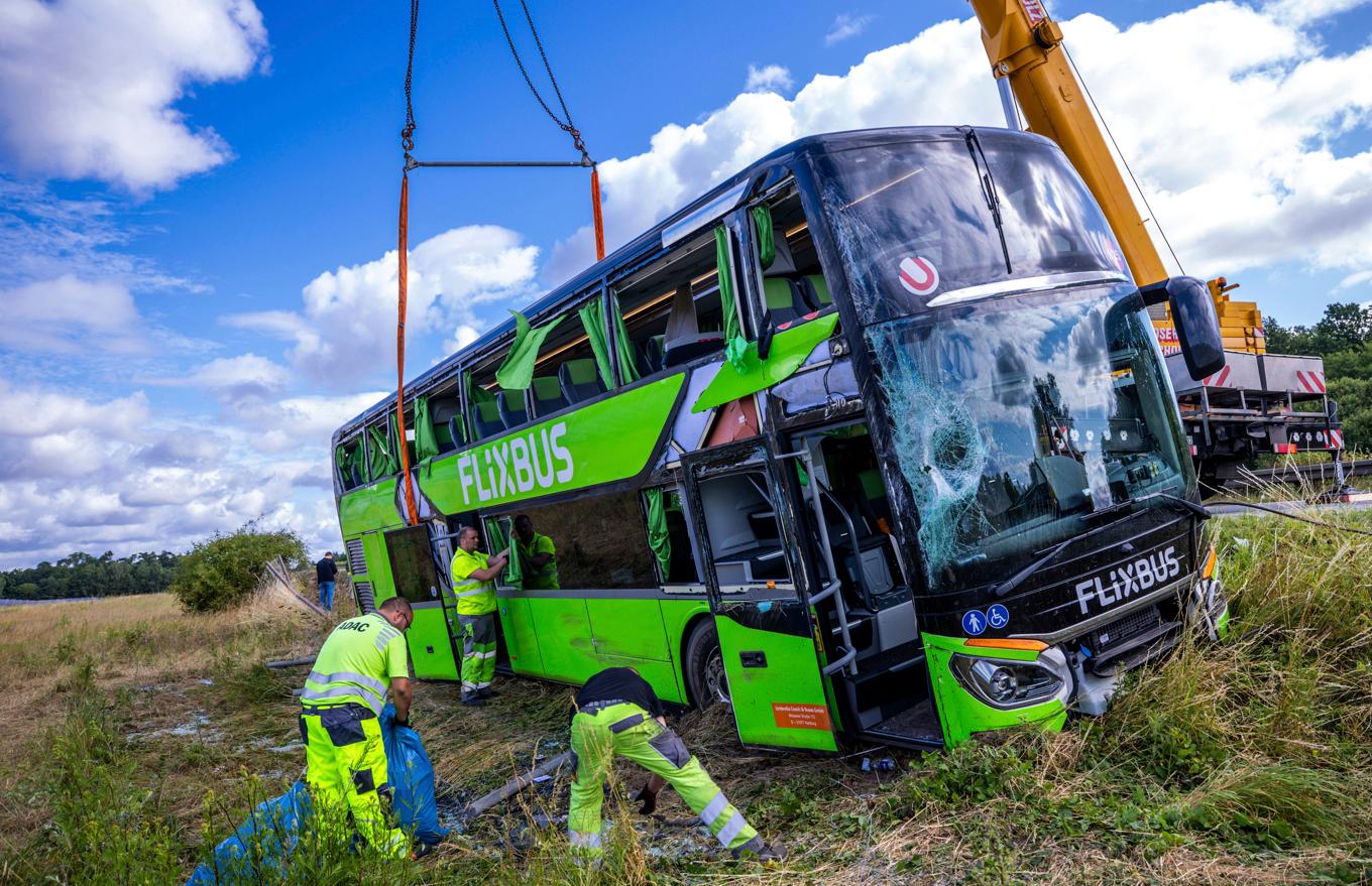 Räddningspersonal på plats efter bussolyckan i Tyskland. Foto: Jens Büttner/DPA via AP/TT