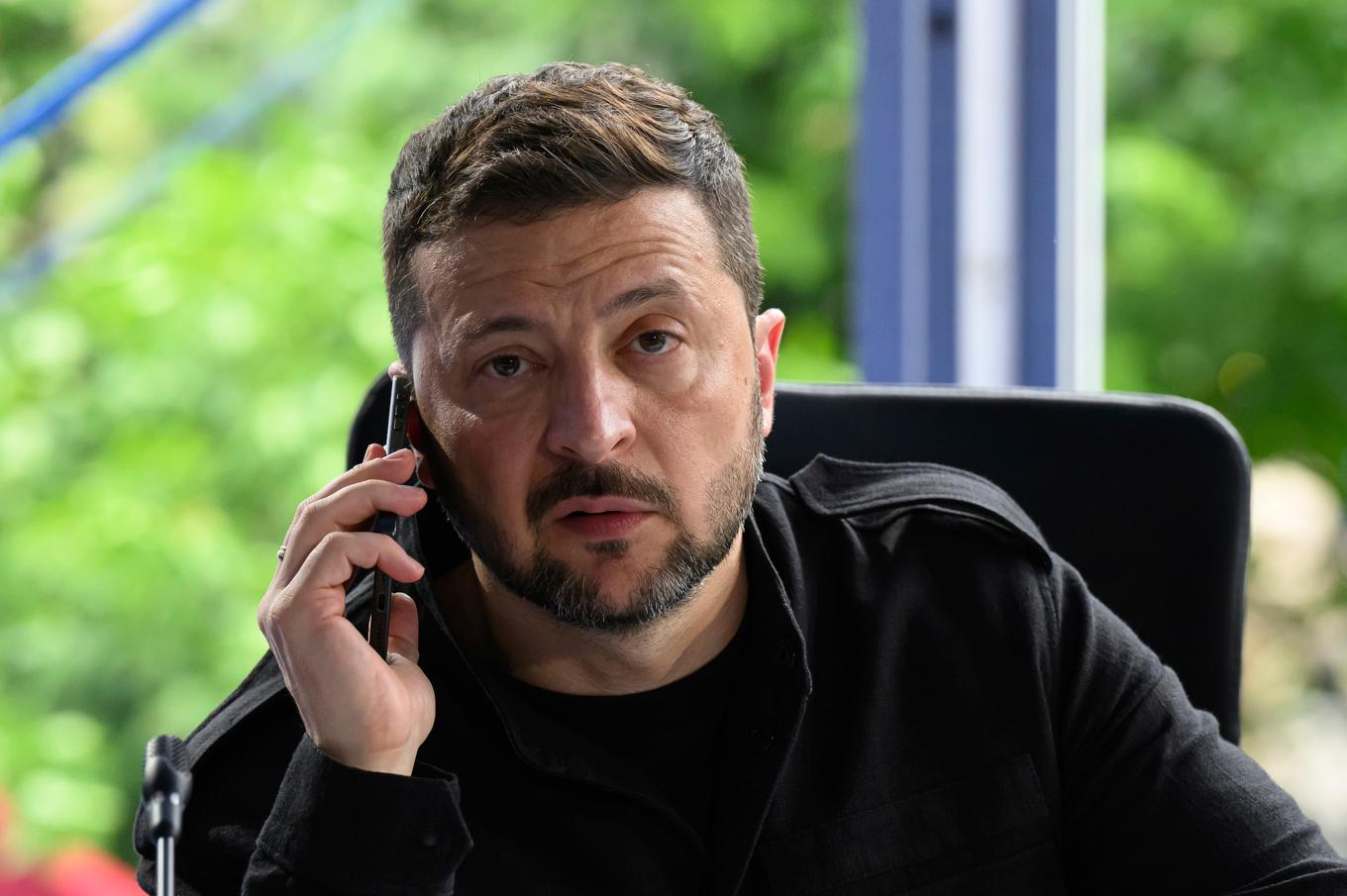 Ukrainas president Volodymyr Zelenskyj pratar i telefon i Albaniens huvudstad Tirana i maj. Foto: Leon Neal/pool via AP/TT