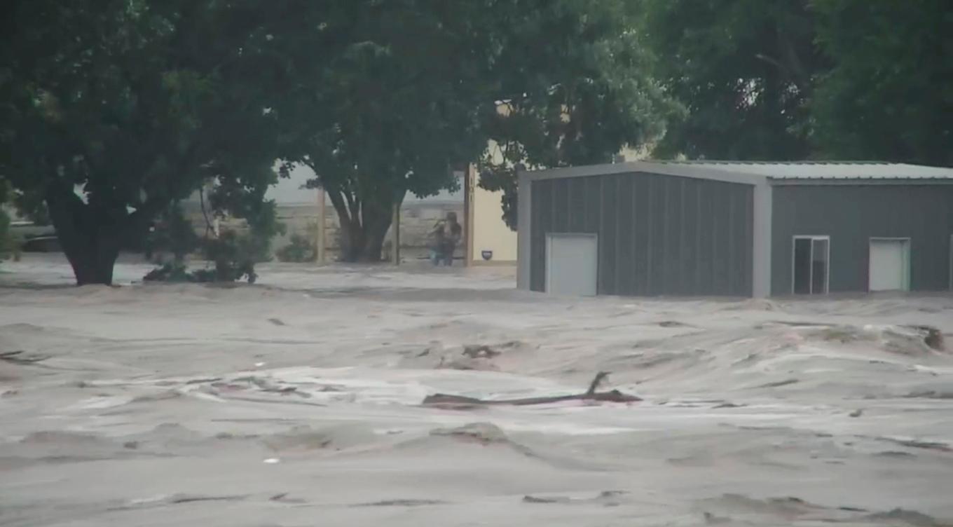 Vattennivån steg snabbt i Guadalupefloden i Texas. Foto: KSAT via AP/TT