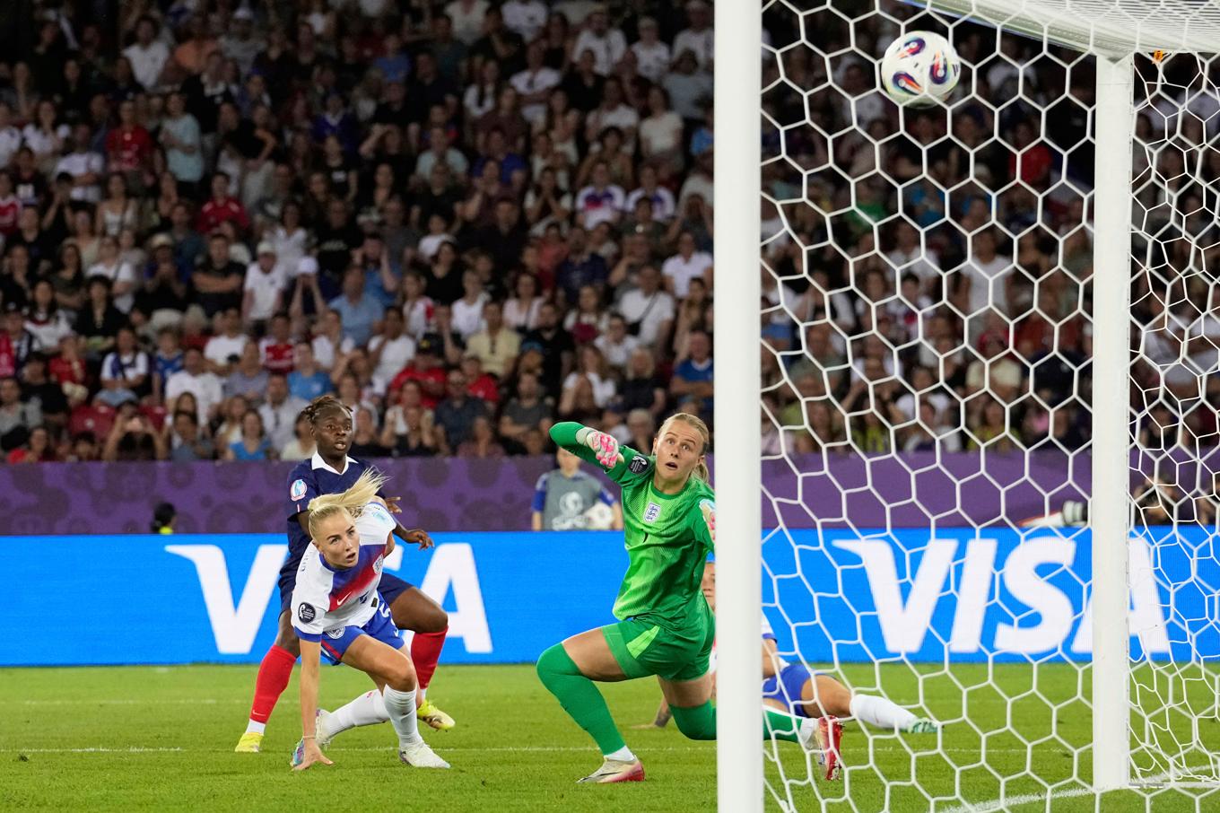 Sandy Baltimore, i blått, placerar in Frankrikes andra mål mot England i lördagens gruppspelsmatch på Letzigrundstadion i Zürich. Foto: Martin Meissner/AP/TT
