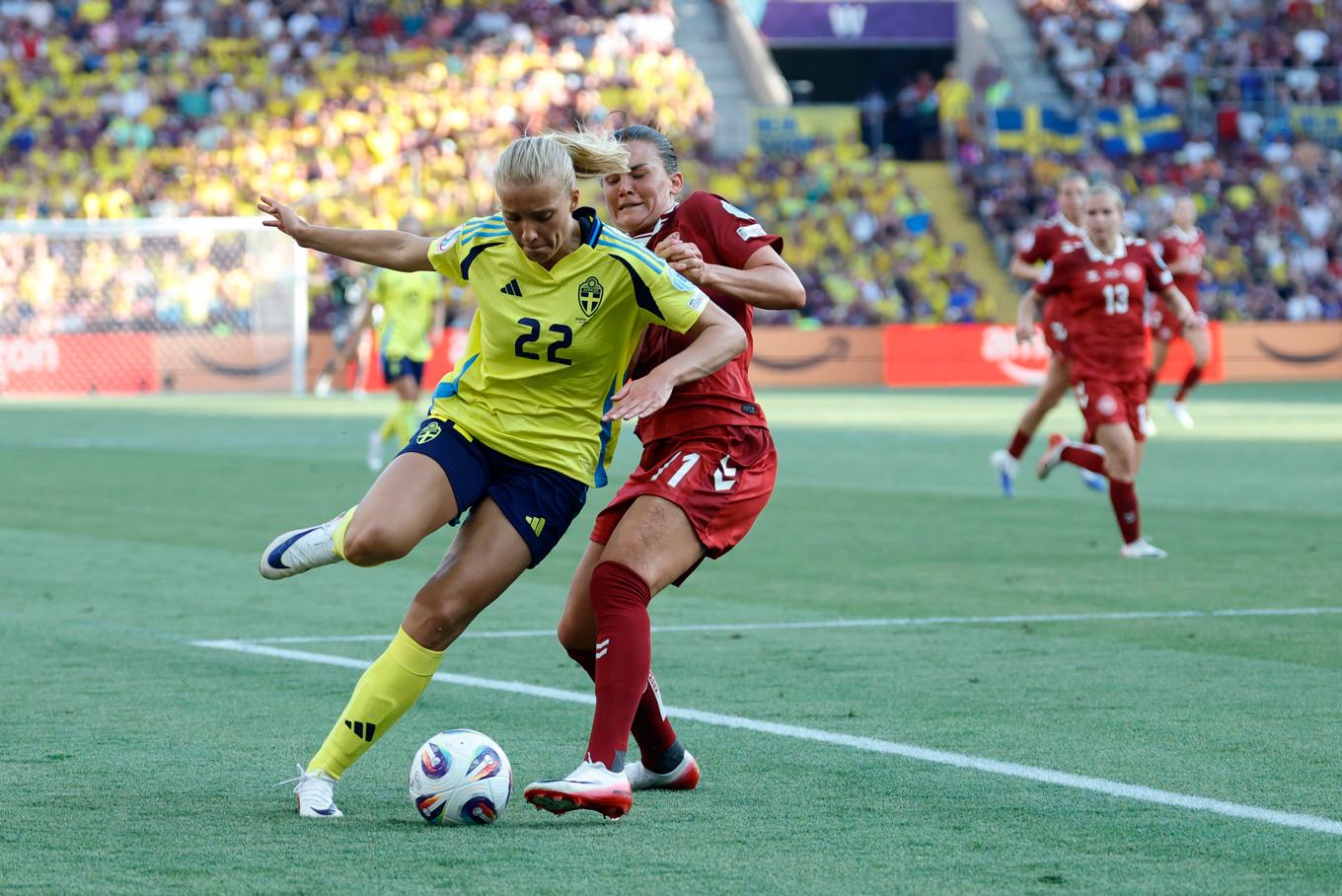 Sveriges Smilla Holmberg i närkamp om bollen med Danmarks Katrine Veje under fredagens EM-match mot Danmark. Foto: Adam Ihse/TT