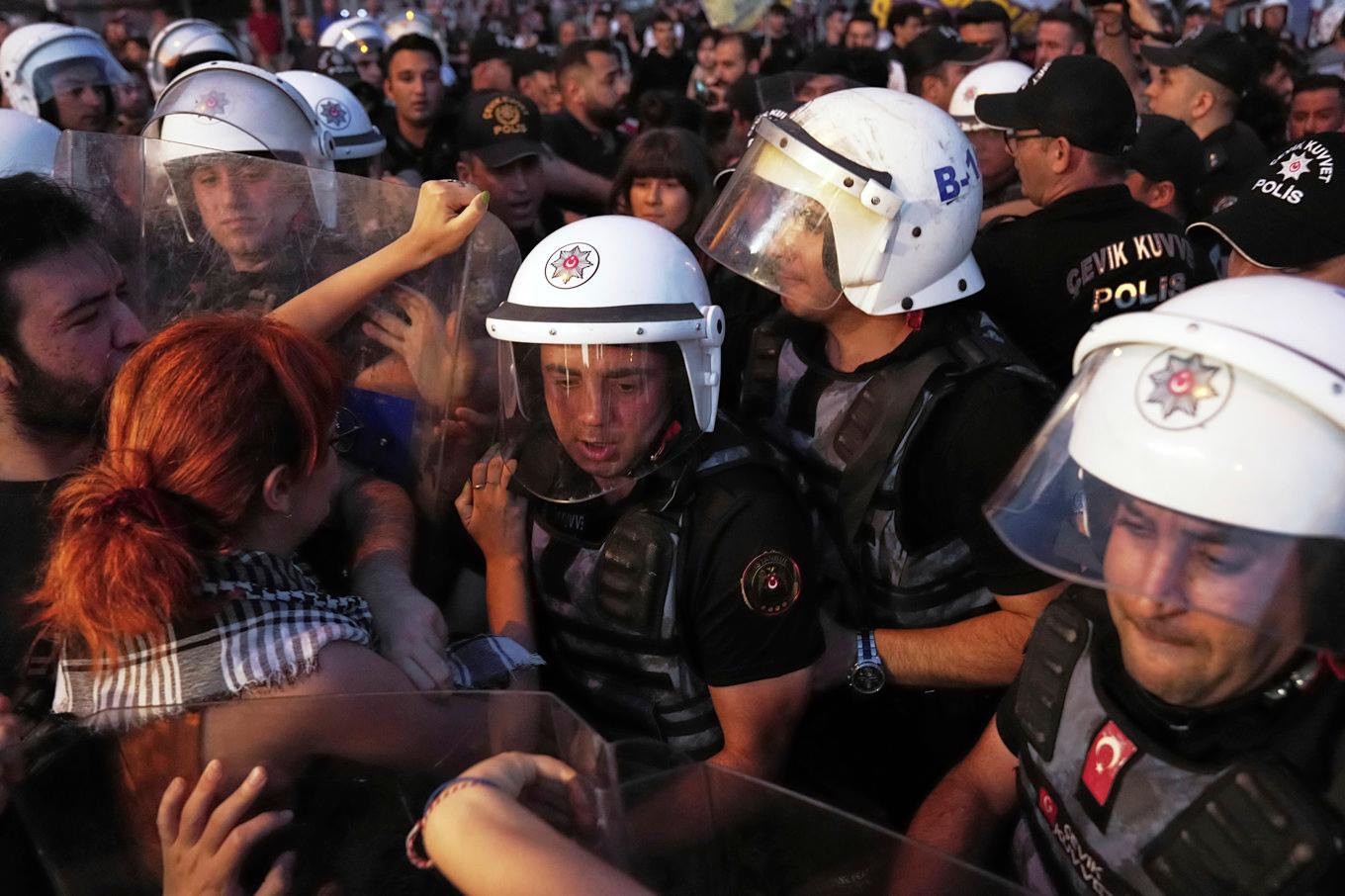 Universitetsstudenter och kravallpolis drabbar samman vid en demonstration arrangerad av oppositionspartiet CHP i turkiska Istanbul i veckan. Foto: Francisco Seco/AP/TT
