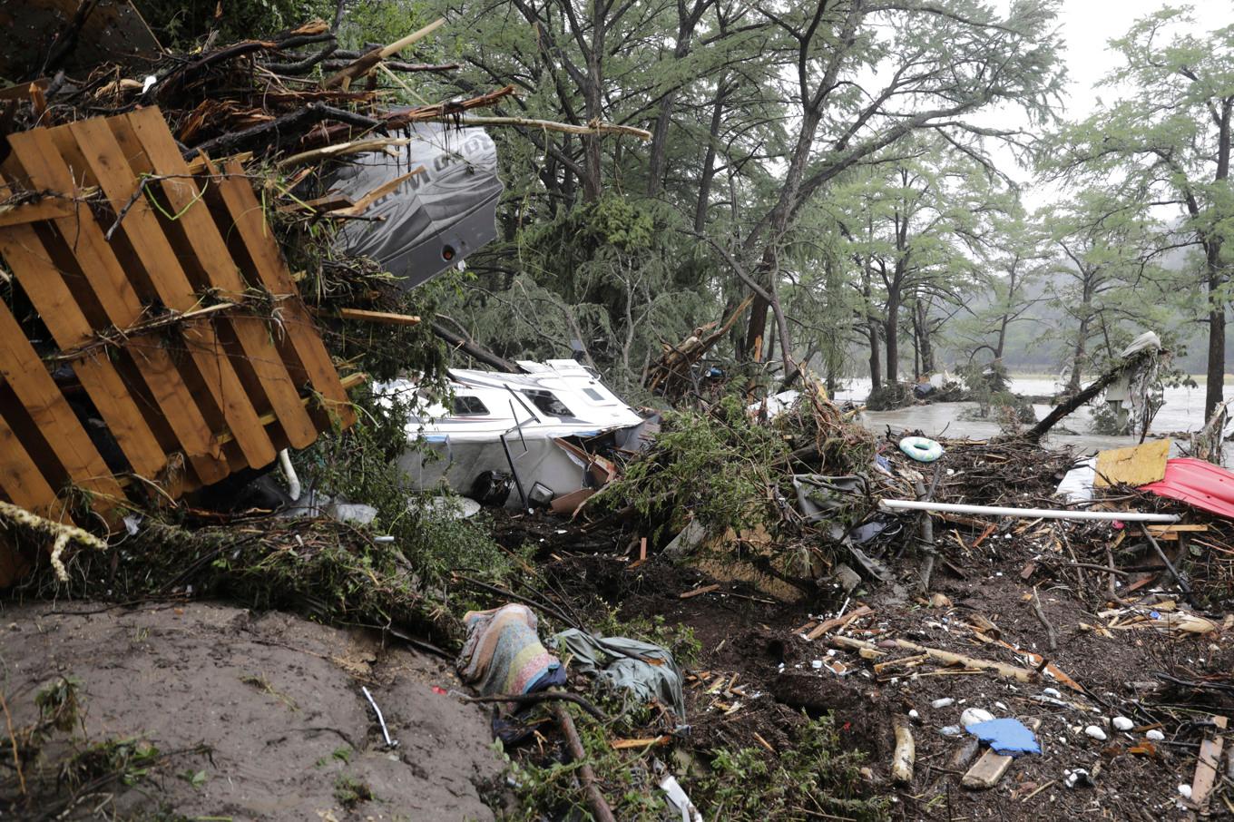 Skyfallet förstörde både hus och fordon längs vägen i Texas i USA. Dödstalen väntas stiga. Foto: Michel Fortier/AP/TT