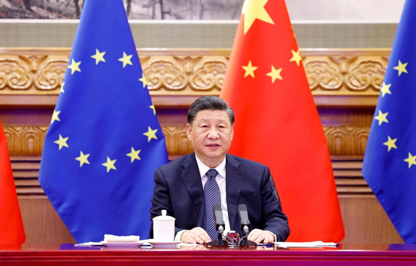 Kina svarar på EU-kommissionens beslut. Här Kinas president Xi Jinping på ett tidigare EU-möte. Foto: Huang Jingwen/AP/TT