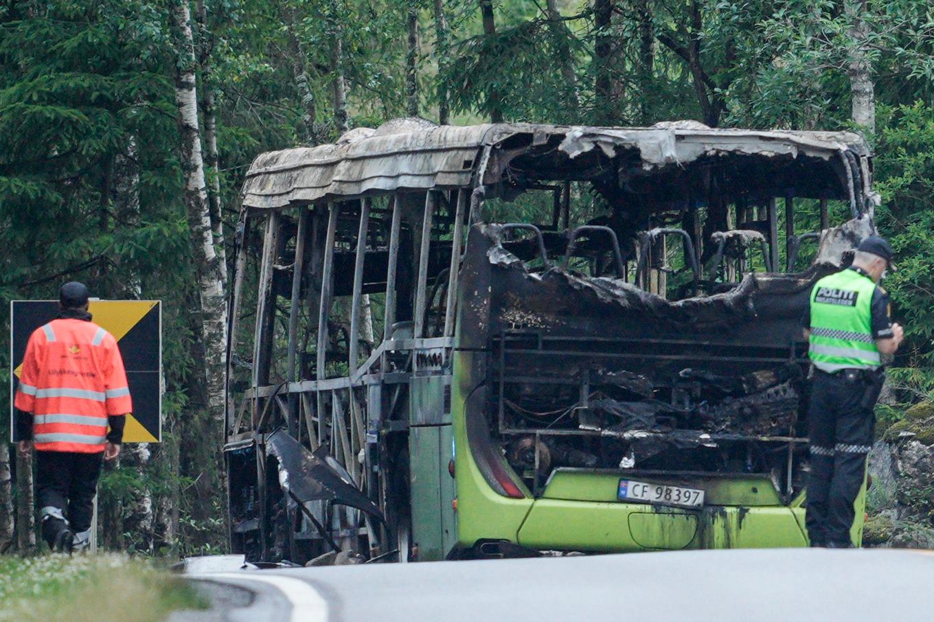 Tre personer skadades allvarligt i bussbranden i Norge. Foto: Stian Lysberg Solum/NTB/TT