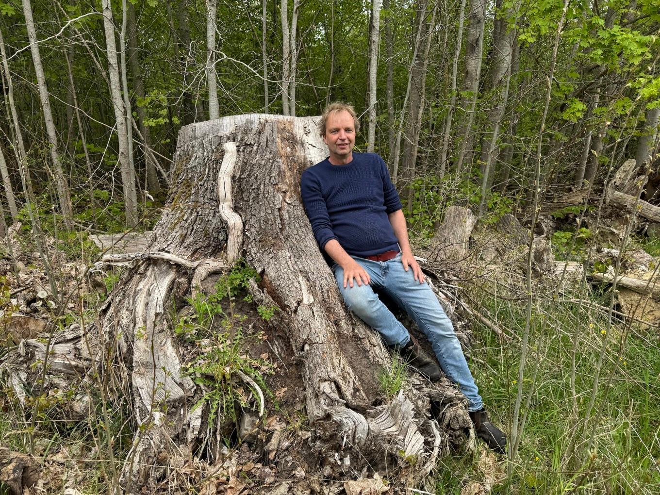 Koos Stellema vid det som senare ska bli ett bord. Att hitta och ta hand om materialet är ett krävande arbete. Foto: Anton Anderberg