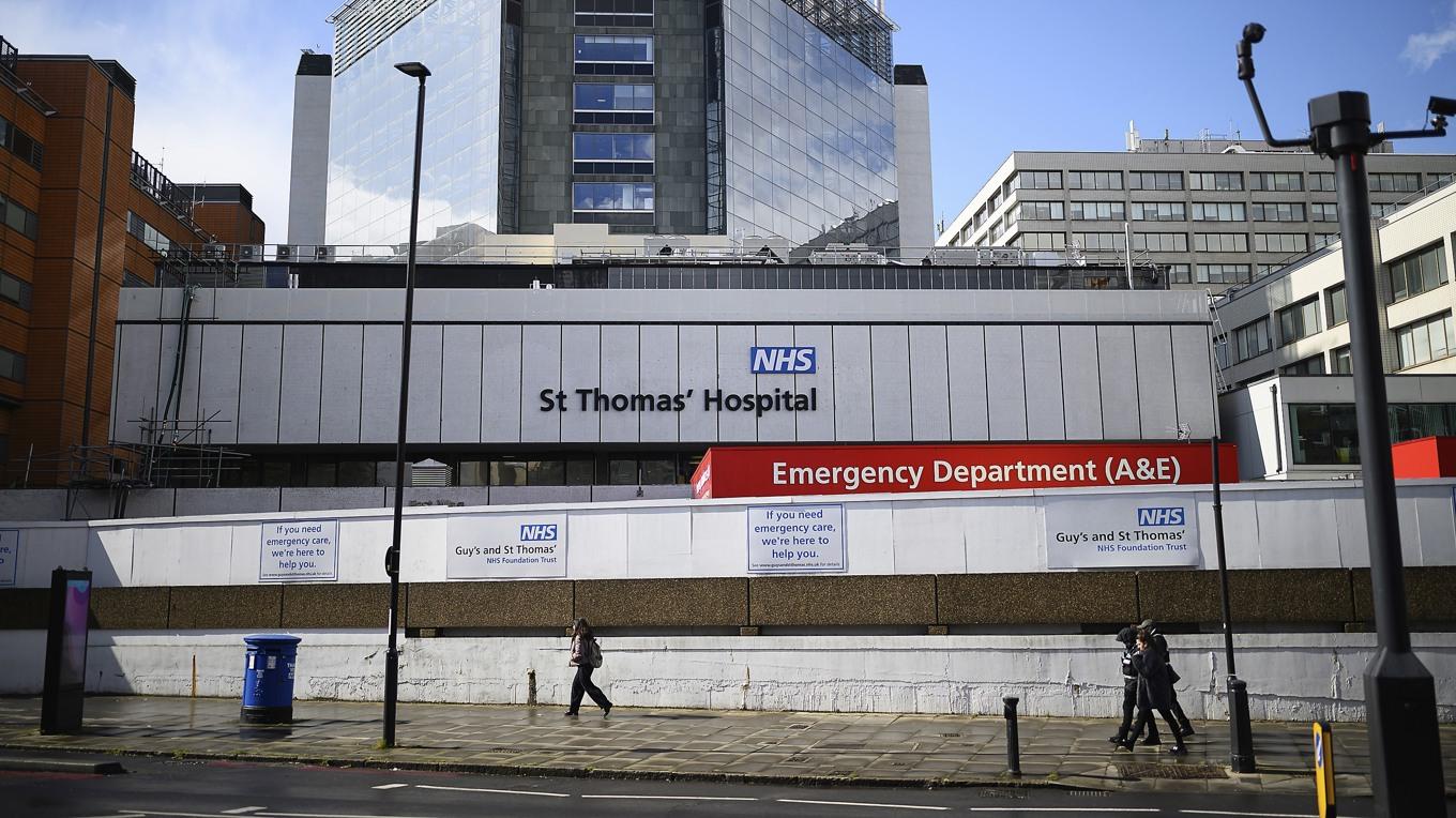 Det nationella vårdsystemets (NHS) logotyp syns på fasaden till St Thomas-sjukhuset i London. Psykisk ohälsa växer bland unga i landet. Foto: Leon Neal/Getty Images