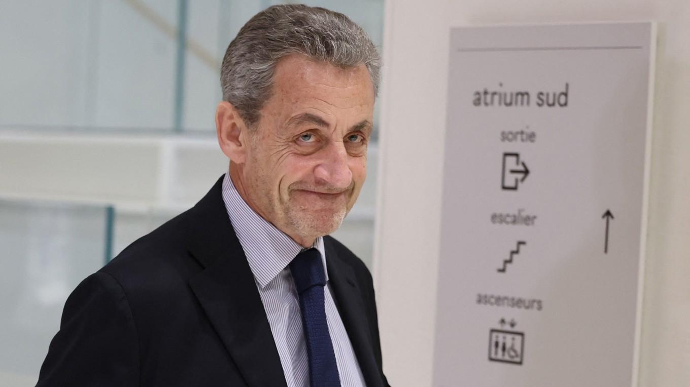 Nicolas Sarkozy lämnar en rättssal i Paris i samband med en rättegång mot honom den 27 mars i år. Foto: Alain Jocard/AFP via Getty Images