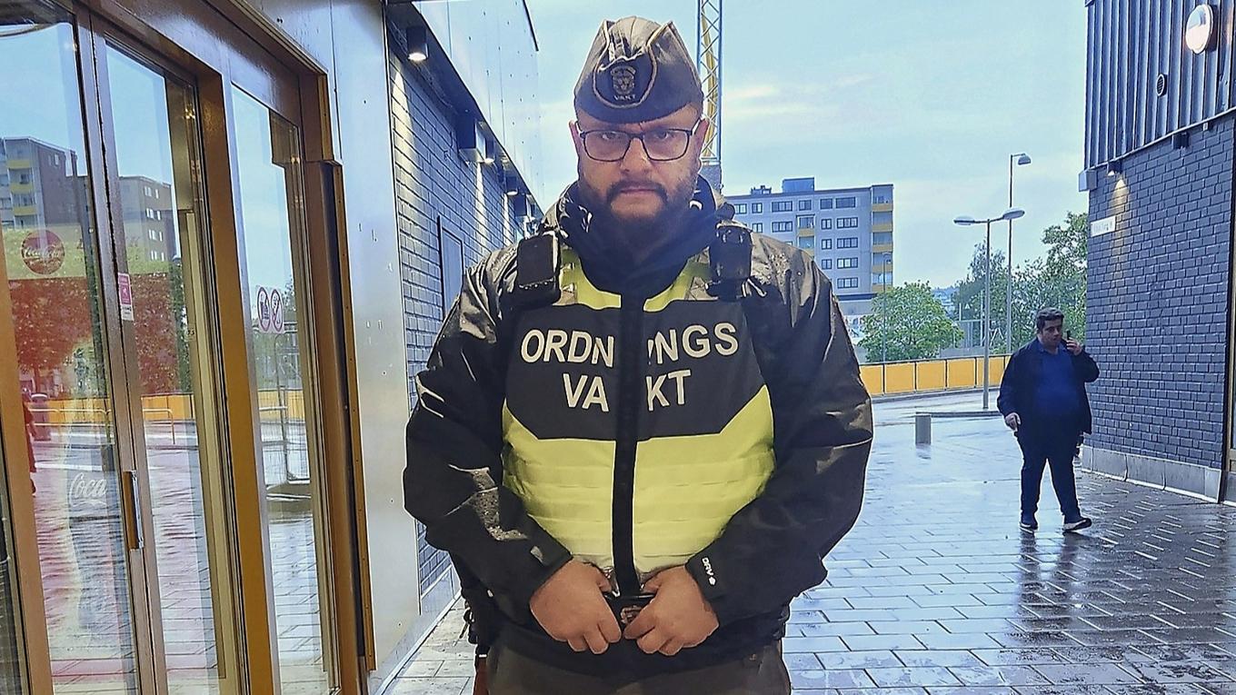Ordningsvakten Sebastian Kallander menar att ordningsvakternas utrustning är otillräcklig för att möta dagens hot. Foto: Privat