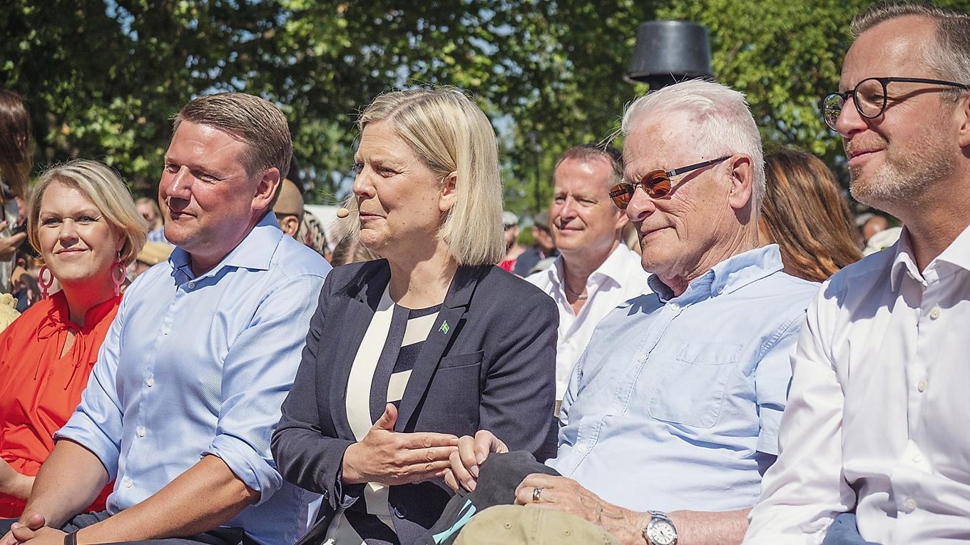 Tongivande socialdemokrater i Almedalen. Partiet har nyligen hållit sin 42:a kongress med löfte om en ”ny riktning för Sverige”, skriver Lotta Gröning. Foto: Bilbo Lantto