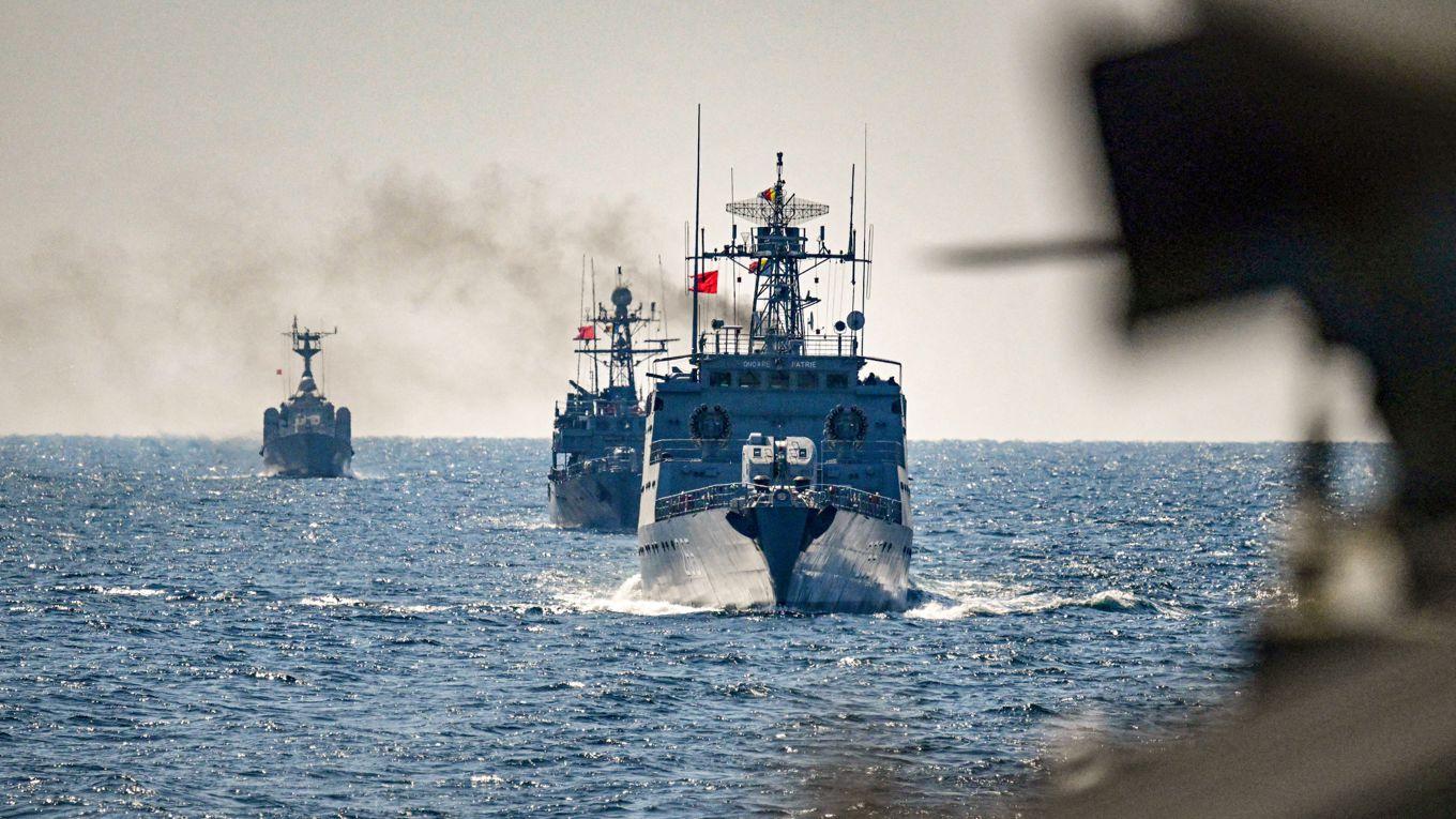 Rumänska marinstyrkor under en internationell militärövning på Svarta havet i april. Sverige står inför en rad utmaningar i uppbyggnaden av försvaret, bland annat saknas skeppsbyggare på FMV, skriver Johan Westerholm. Foto: Daniel Mihailescu/AFP via Getty Images