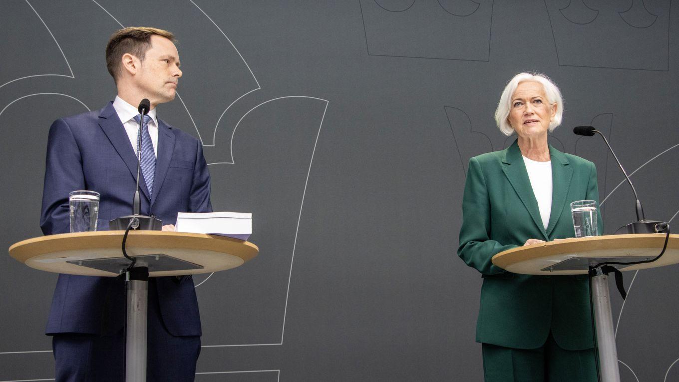 Sjukvårdsminister Acko Ankarberg Johansson (KD) presenterar Vårdansvarskommitténs slutbetänkande, tillsammans medJean-Luc af Geijerstam som har lett arbetet med utredningen. Foto: Simon Samuelsson.