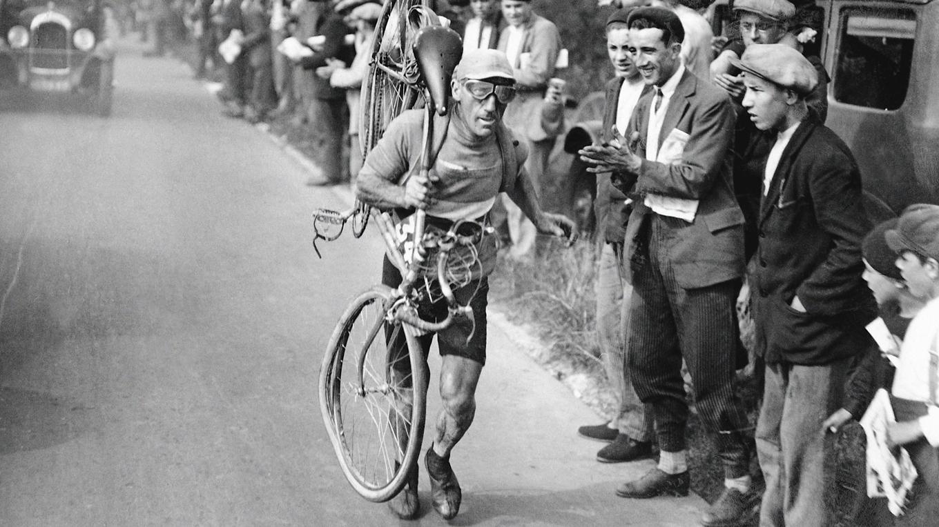 Victor Fontan bär sin cykel på väg mot målet efter att ha vurpat vid en järnvägsövergång på etapp sex under 1930 års Tour de France. Han lyckades fullfölja etappen men bröt loppet tre dagar senare.   
Foto: Stringer och personal, France Presse Voir/AFP via Getty Images