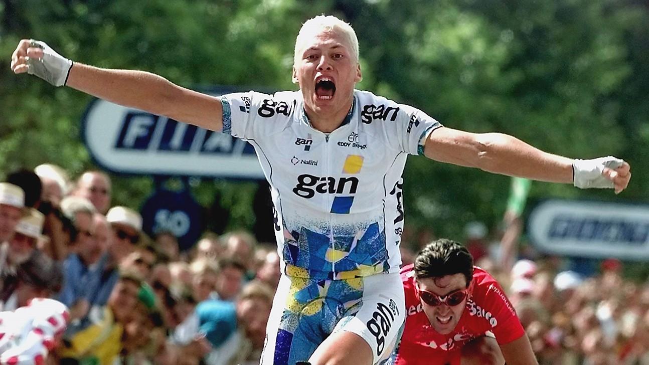 Magnus Bäckstedt tog sin etappseger på den 19:e etappen mellan La Chaux-de-Fonds, Schweiz, och Autun, östra Frankrike, fredagen den 31 juli 1998. Foto: AP/Peter Dejong, Pressens Bild