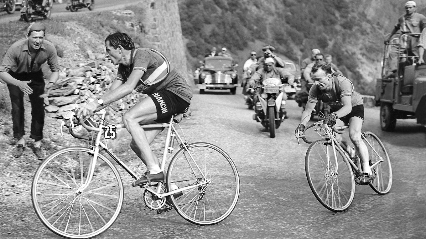 Legenden Fausto Coppi ses här leda klättringen uppför mytomspunna Alpe d’Huez före Jean Robic 1952.
Foto: AP Photo