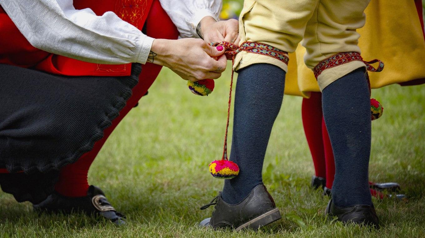 Bild från midsommarfirande i den lilla byn Sifferbo i Dalarna. Det är här som landskapets första midsommarfirande traditionsenligt äger rum på söndagen veckan innan midsommarafton.  
Foto: Ulf Palm/TT BILD