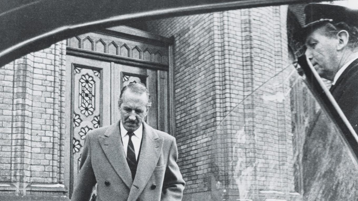 Poeten som diplomat utanför Stortinget i Oslo, mars 1969. Foto: Ellerströms förlag