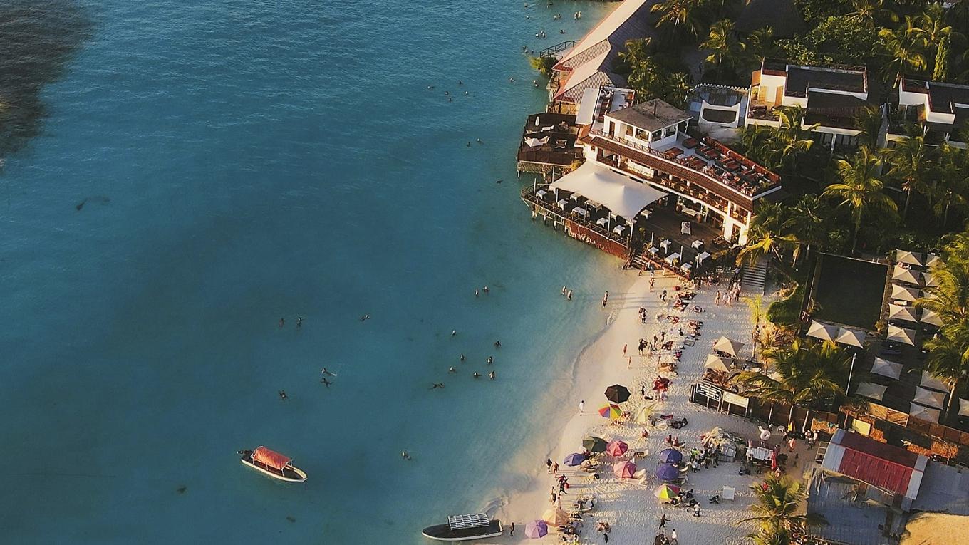Den vackra naturen i Zanzibar lockar många turister – något som i Gurnahs beskrivning har betytt både möjligheter och utmaningar för lokalborna. Foto: Dmitry Limonov