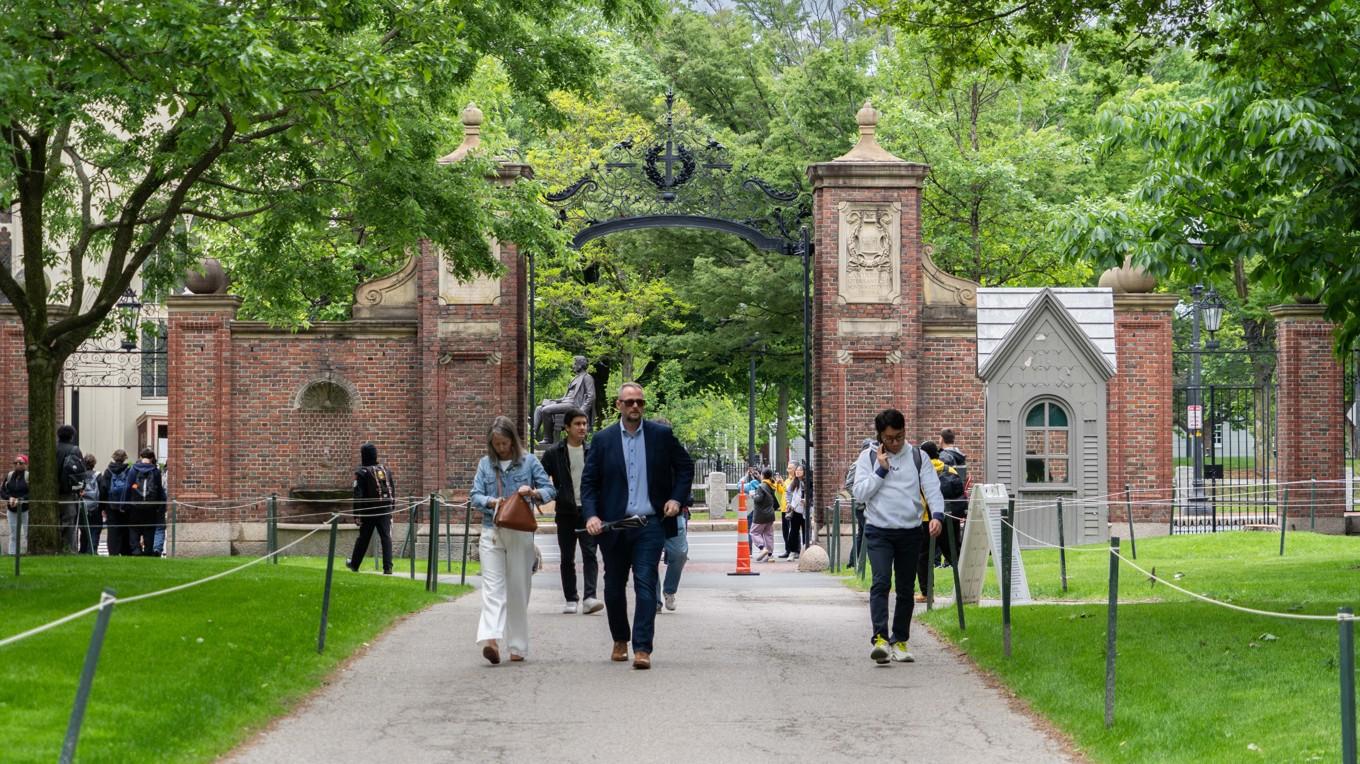 Personer flanerar vid Harvarduniversitetet i Cambridge i den amerikanska delstaten Massachusetts. Foto: Learner Liu