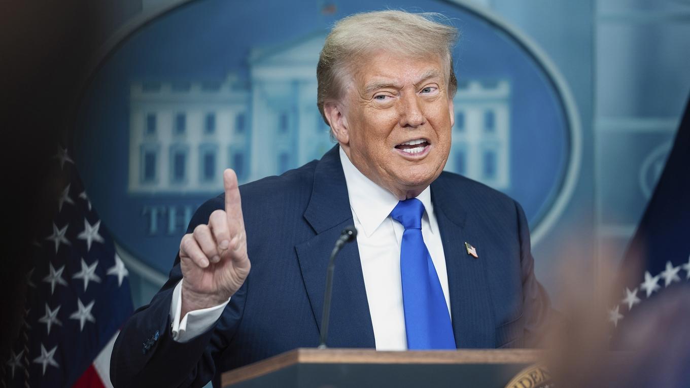 Den amerikanske presidenten Donald Trump på gott humör i Vita husets pressrum den 27 juni. Foto: Madalina Kilroy