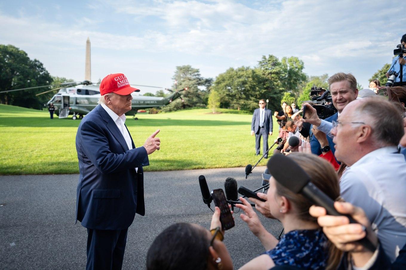 USA:s president Donald Trump talar med reportrar innan han lämnar Vita huset för Florida den 1 juli. Foto: Madalina Kilroy