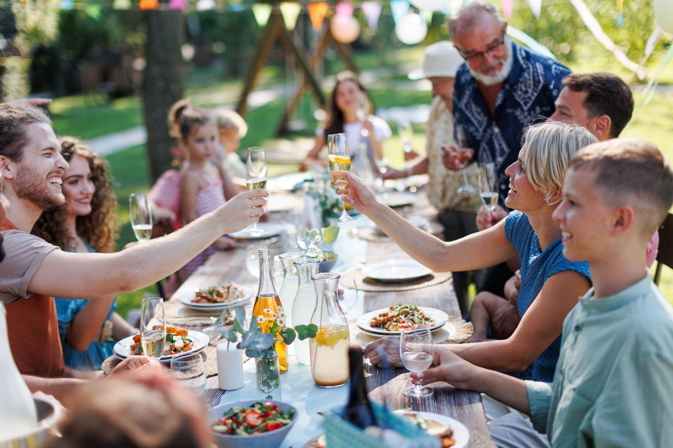 När sömnen fungerar och motståndskraften är god får man mer ork till att umgås med familj och vänner. Foto: Shutterstock
