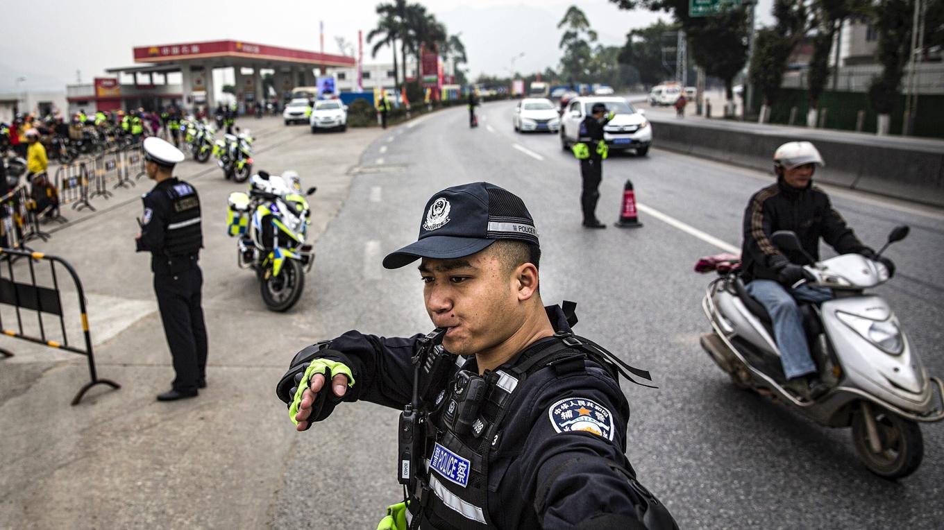 Kinesisk trafikpolis i Zhaoqing, Guangdongprovinsen. Många kineser klagar på nätet över godtyckliga böter, inte minst trafikböter. Foto: Wang He/Getty Images