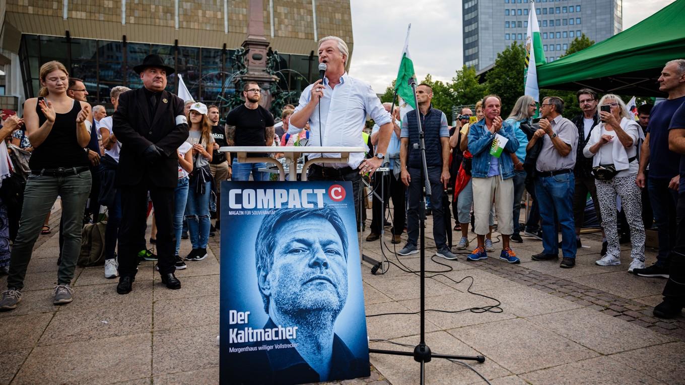 Jürgen Elsässer, grundare och chefredaktör för månadstidningen Compact, talar till anhängare av högerpartiet ”Freie Sachsen” (Fria Sachsen) under en demonstration den 5 september 2022 i Leipzig i Tyskland. Foto: Jens Schlueter/Getty Images