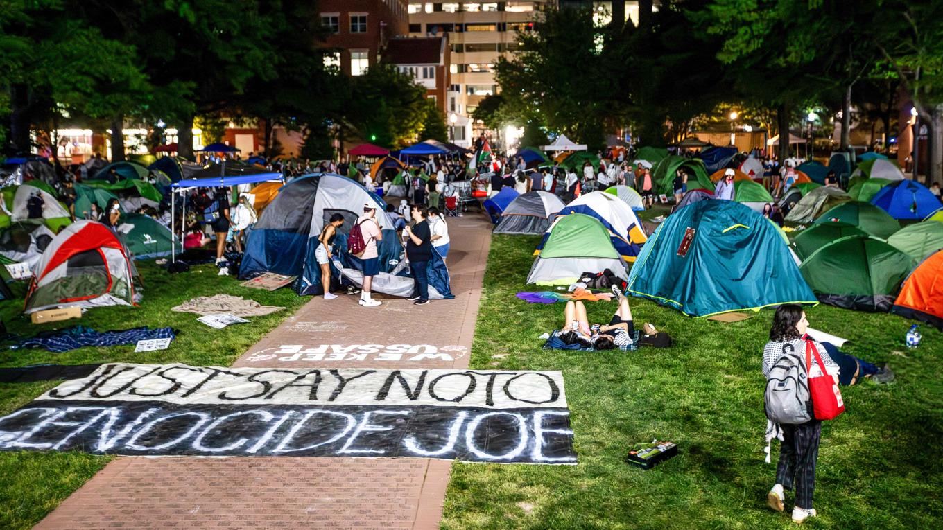 Studenter vid George Washington University (GWU) har upprättat ett tältläger för Gaza i DC-området den 25 april 2024. Foto: Allison Bailey/Middle East Images/AFP via Getty Images