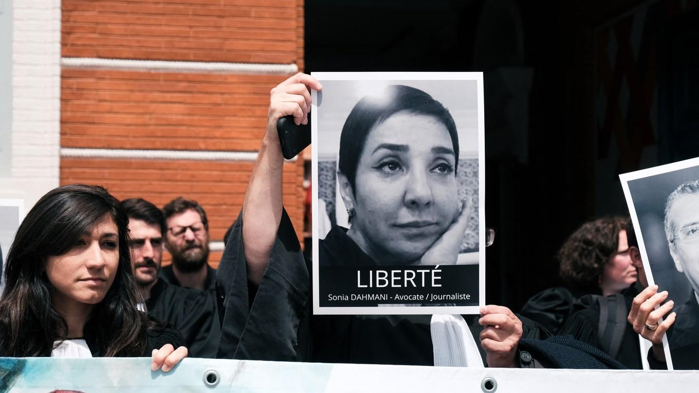 En demonstration i franska Toulouse den 16 maj 2024. Advokater i landet protesterar mot gripandet av den tunisiska advokaten Sonia Dahmani i Tunisien. Foto: Pat Batard/Hans Lucas/AFP via Getty Images