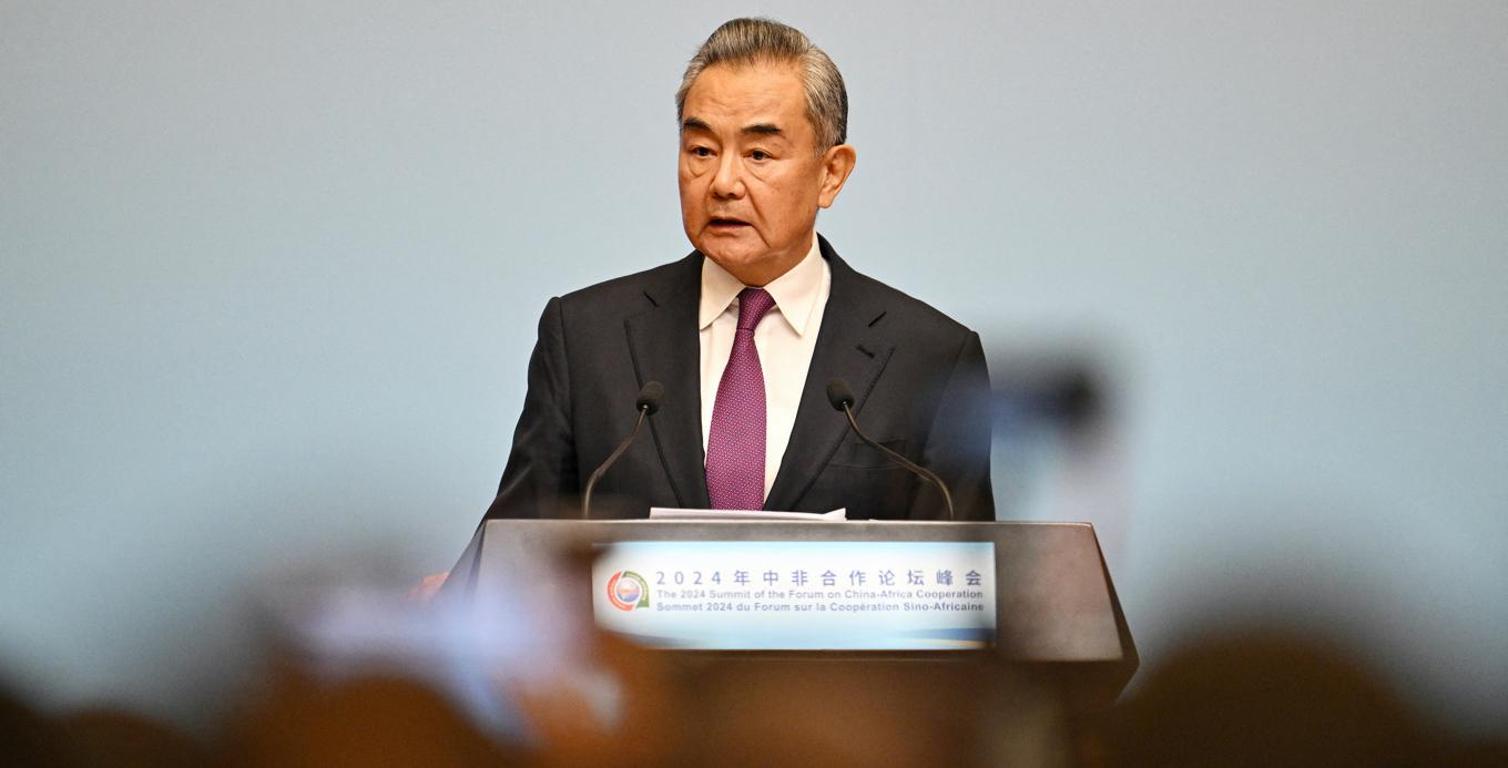 Kinas utrikesminister Wang Yi under ett mötet med Forum on China–Africa Cooperation i Peking 2024. Foto:  Greg Baker/AFP via Getty Images)