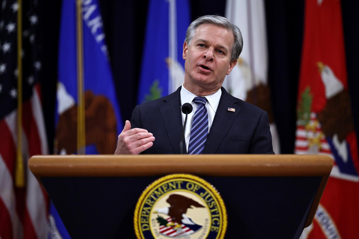 FBI:s tidigare chef Christopher Wray talar i Washington 2025. Nu anklagas FBI för att ha låtit bli att utreda rapporter för att de inte låg i linje med hans vittnesmål inför senaten. Foto: Chip Somodevilla/Getty Images