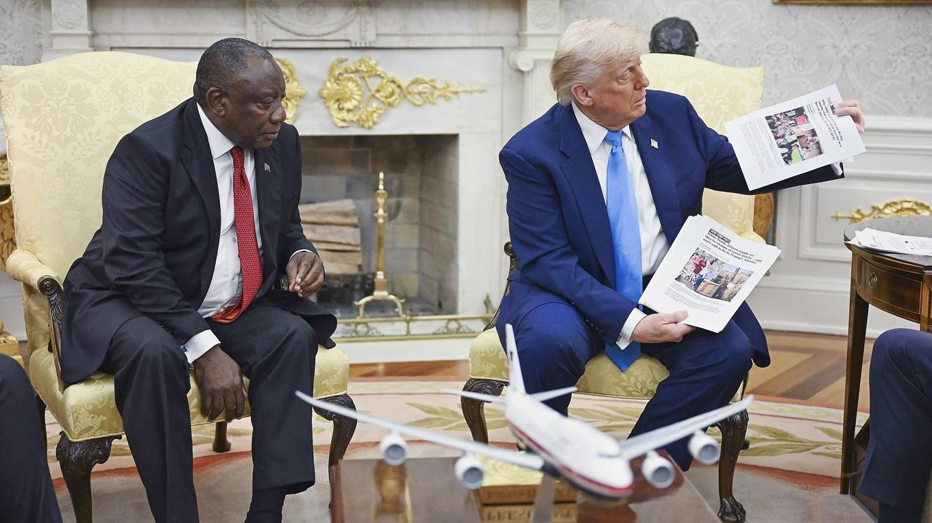 USA:s president Donald Trump visar nyhetsartiklar om rasmord för Sydafrikas president Cyril Ramaphosa under dennes besök i Vita huset i maj. Foto: Jim Watson/AFP via Getty Images