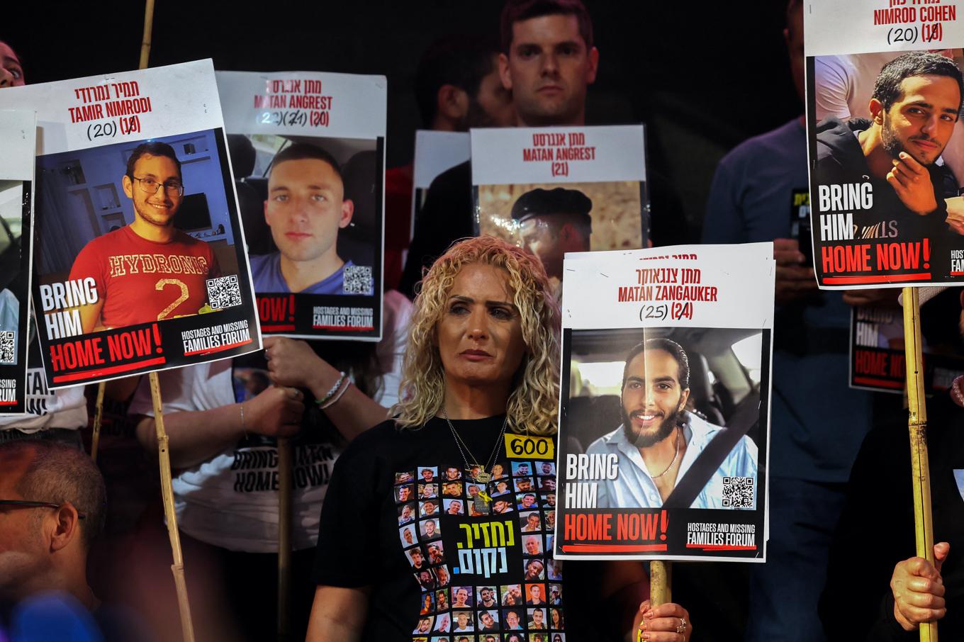Anhöriga och supportrar till gisslan som fortfarande hålls av Hamas demonstrerar i Tel Aviv. Foto: Ahmad Gharabli/AFP via Getty Images