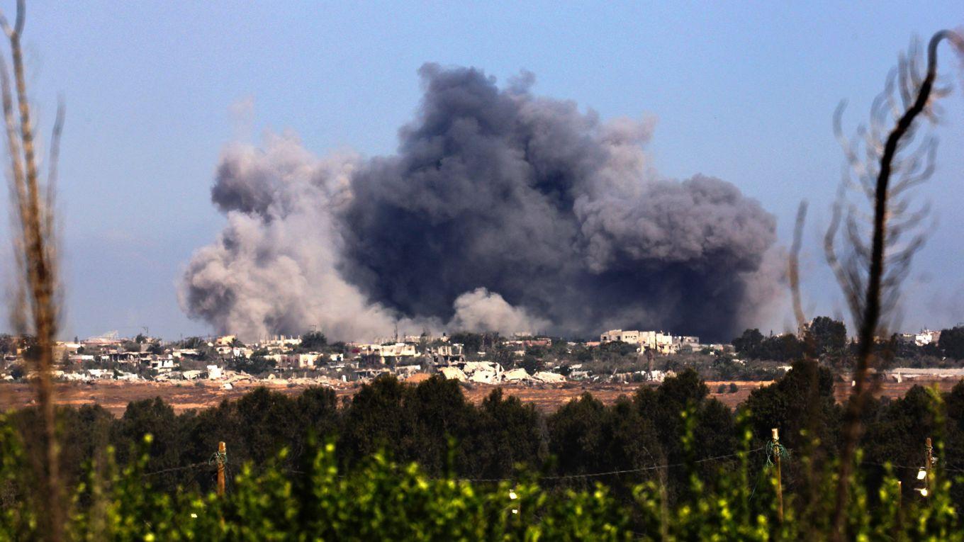 Gazaremsan från den israeliska gränsen under en israelisk attack den 
5 juni. Debattören ger en historisk förklaring till varför han menar att en tvåstatslösning inte är aktuell. Foto: Jack Guez/AFP via Getty Images