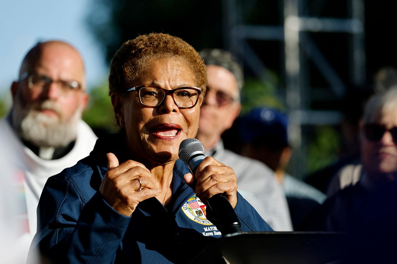 Los Angeles borgmästare Karen Bass talar vid en ljusvaka i Los Angeles i Kalifornien den 10 juni. Foto: Mario Tama/Getty Images