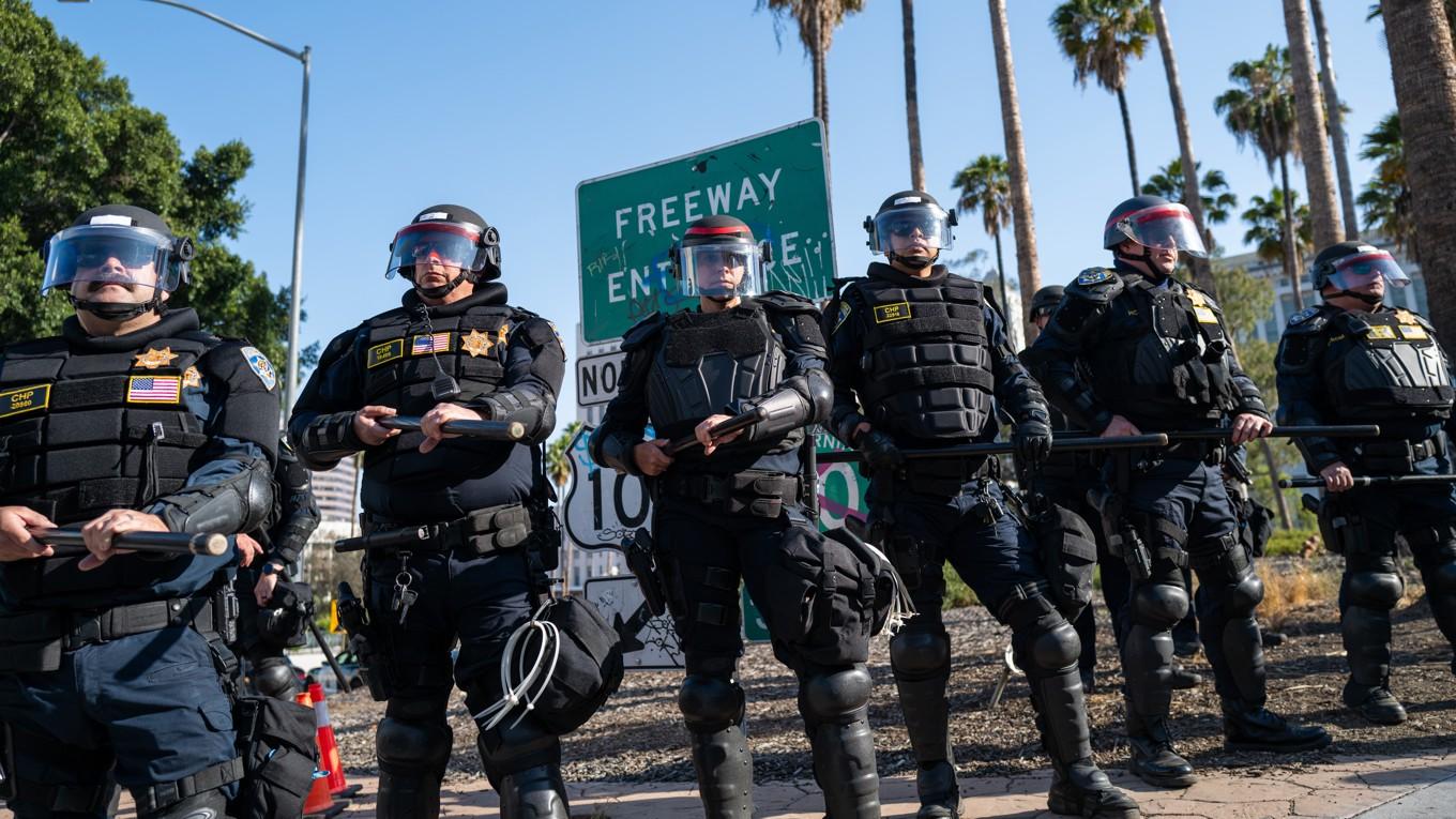 Polisen i centrala Los Angeles den 11 juni. Foto: Spencer Platt/Getty Images